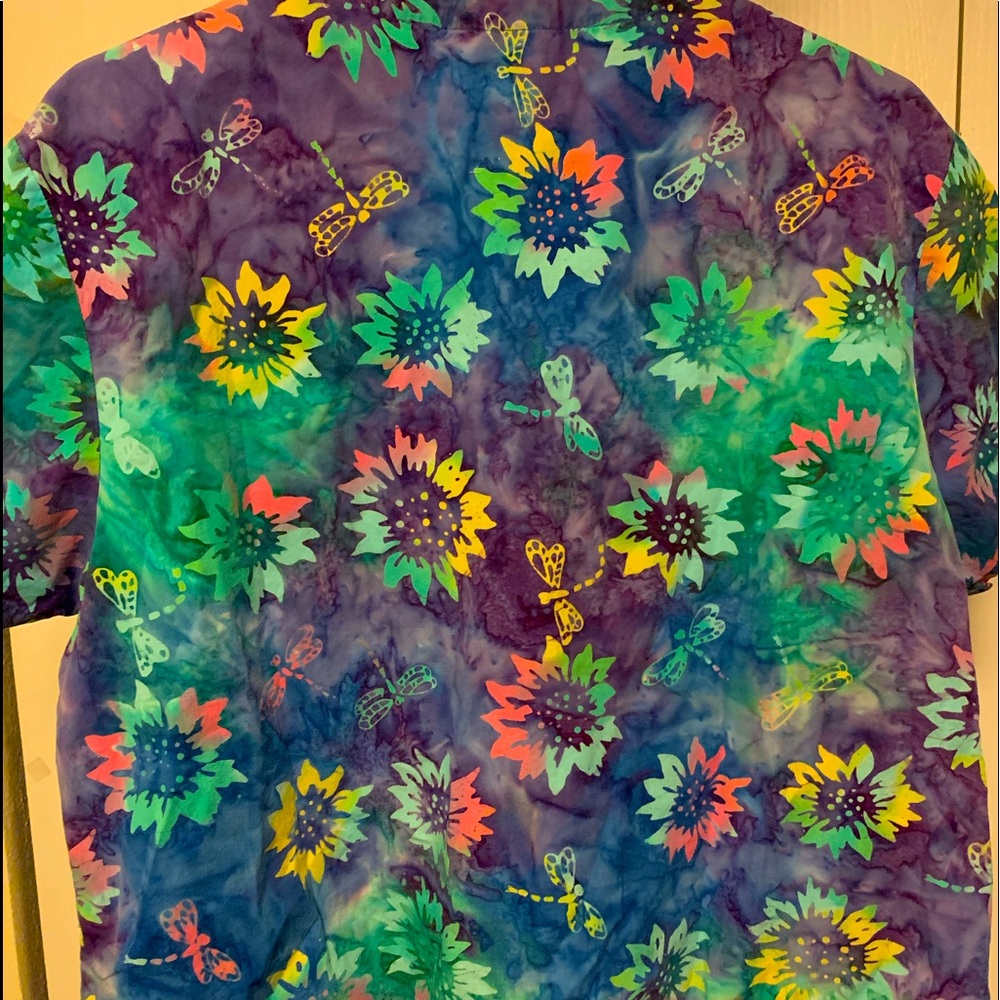 Womens M scrub top  Beautiful rainbow 🌈 of colors has 2 pockets 🌺